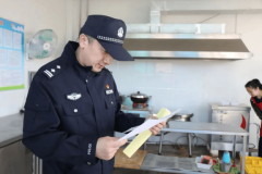 <b>森侦大队员孟祥伟率领深切学校食堂操做间、储</b>